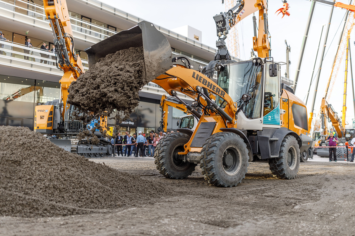 Elektrický bager Liebherr pri prezentácii na stavebnej výstave