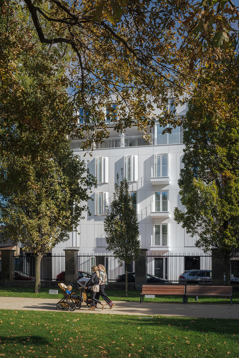 Pohľad na balkóny so sklom a perforovanými okenicami na Proxenta Residence 