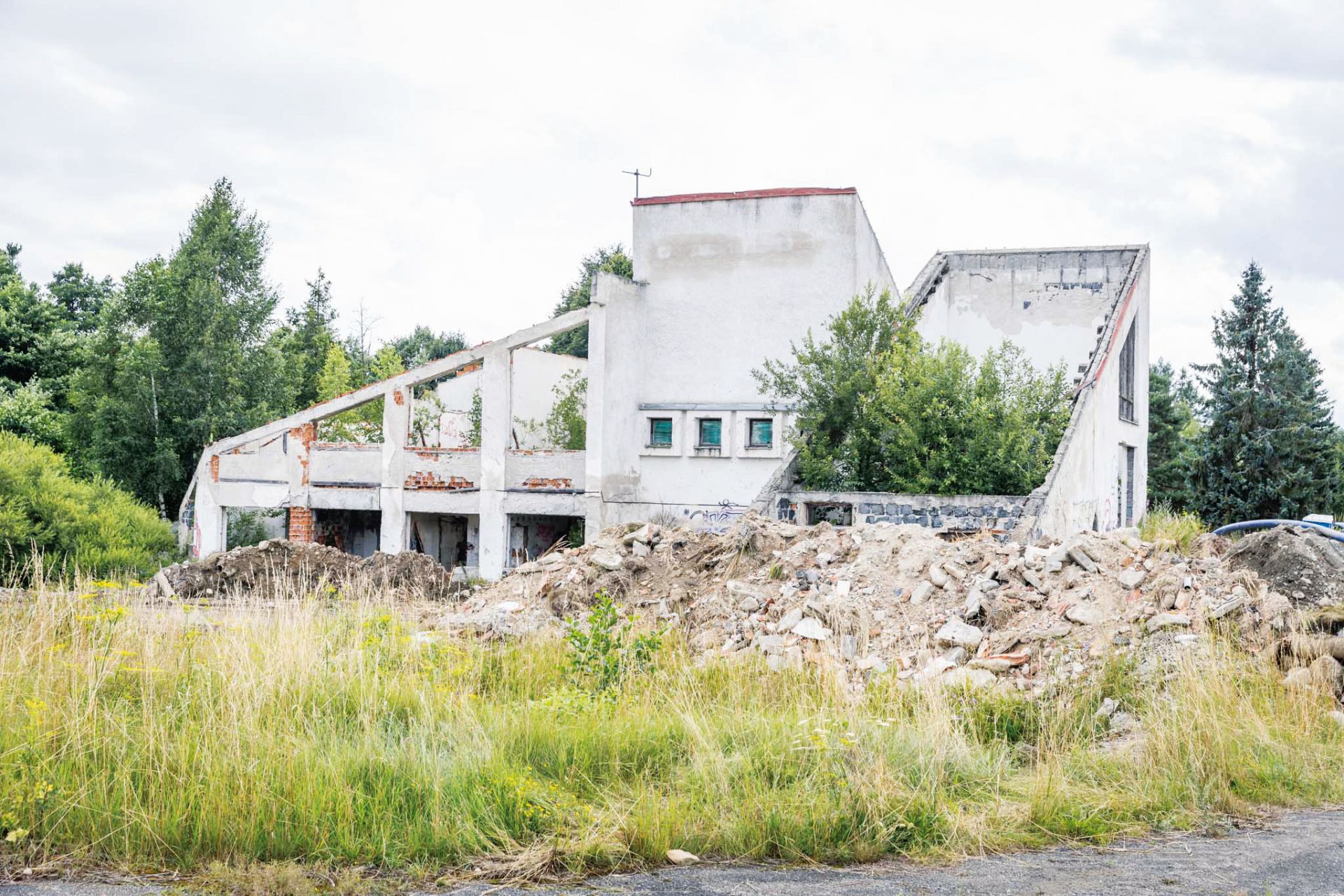 Rozľahlý komplex z roku 1974 pre 1 500 hostí bol svojho času najkvalitnejším kempom pod Vysokými Tatrami.