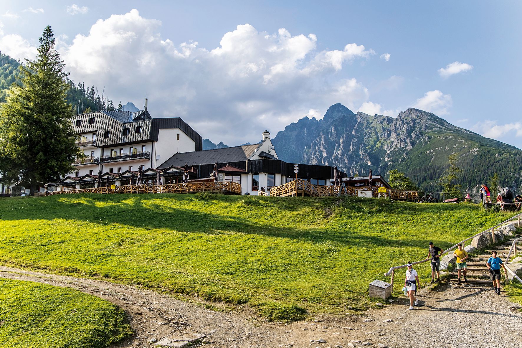 Turistické stredisko Hrebienok nad Starým Smokovcom čelí náporu turistov. 