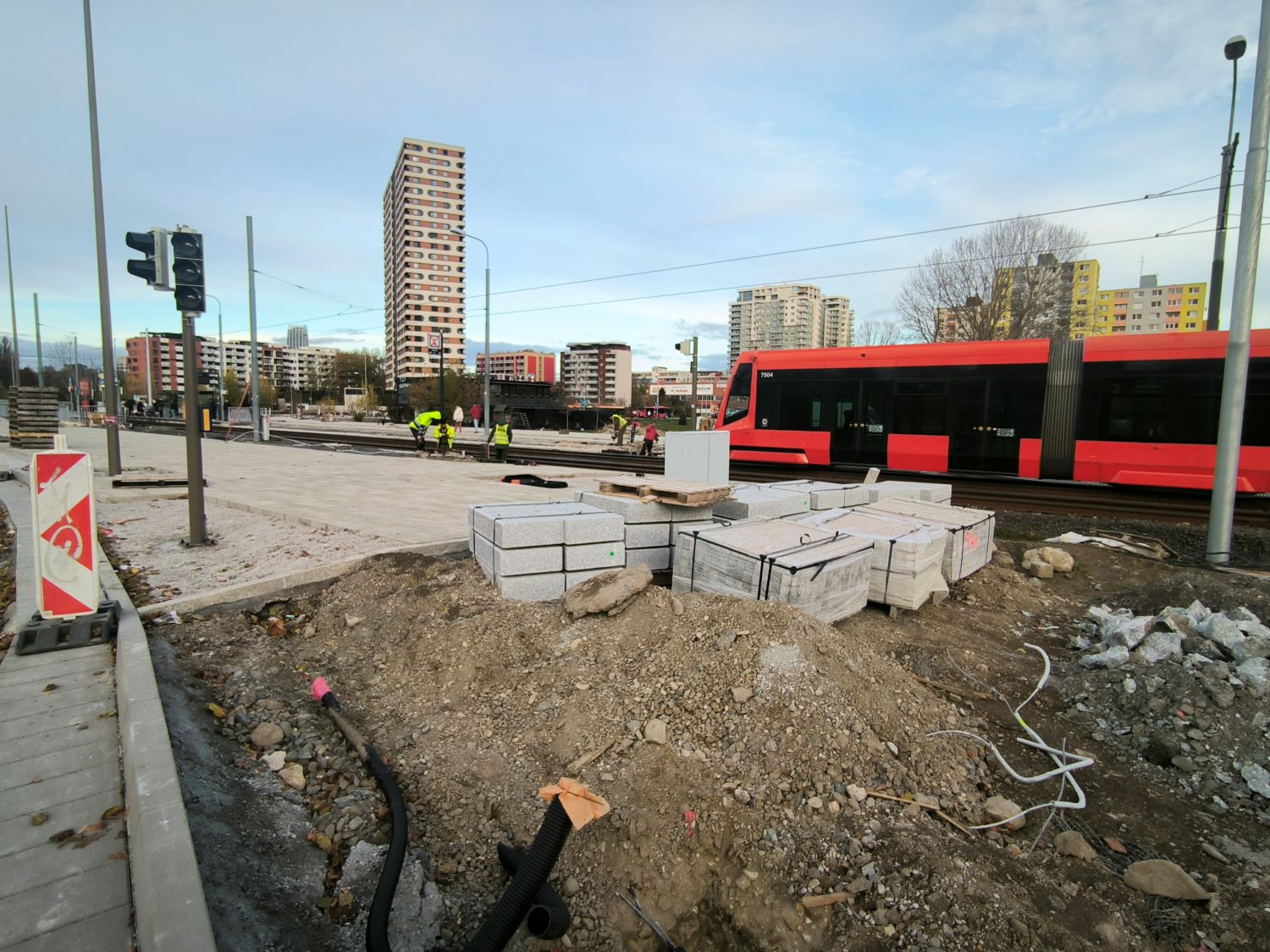 Postupne sa mení aj okolie električkovej zastávky Farského v Bratislave-Petržalke. 