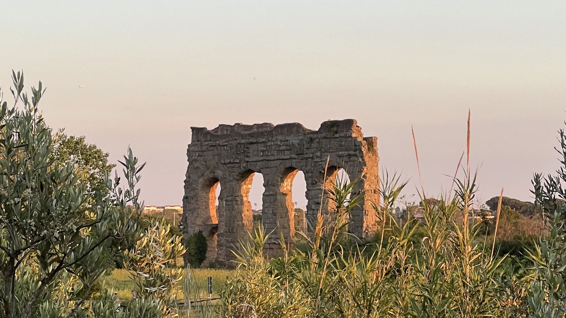 Parco degli Acquedotti je známy pozostatkami historického akvaduktu.