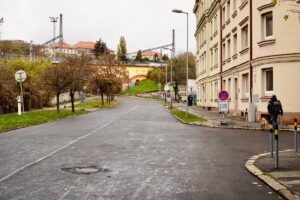 Oprava, ktorá mohla byť lepšia. Staré Mesto zrekonštruovalo vozovku na Žabotovej ulici, podľa manuálov nepostupovalo