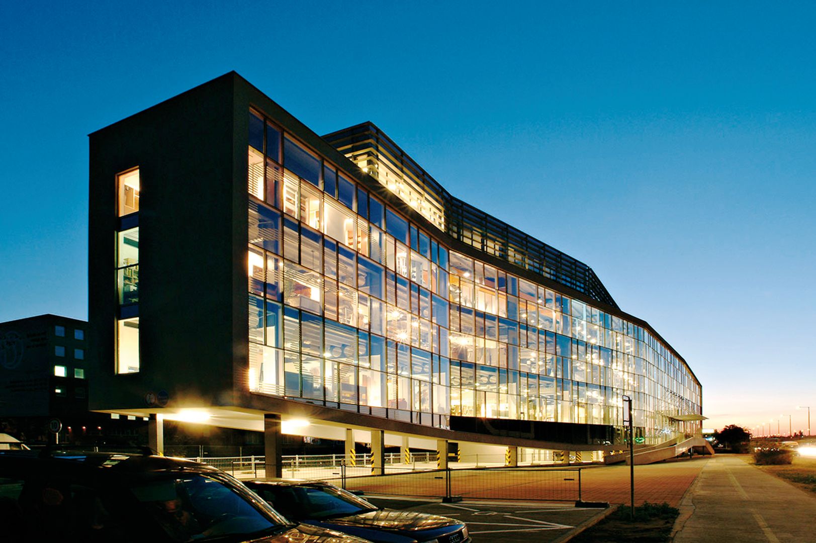 ATRIUM, Dom nábytku, Bratislava – Petržalka, 2003. Autori: Ľubomír Závodný, Peter Vodrážka, Dalibor Michalák, Daniel Priehoda, Juraj Sumbal