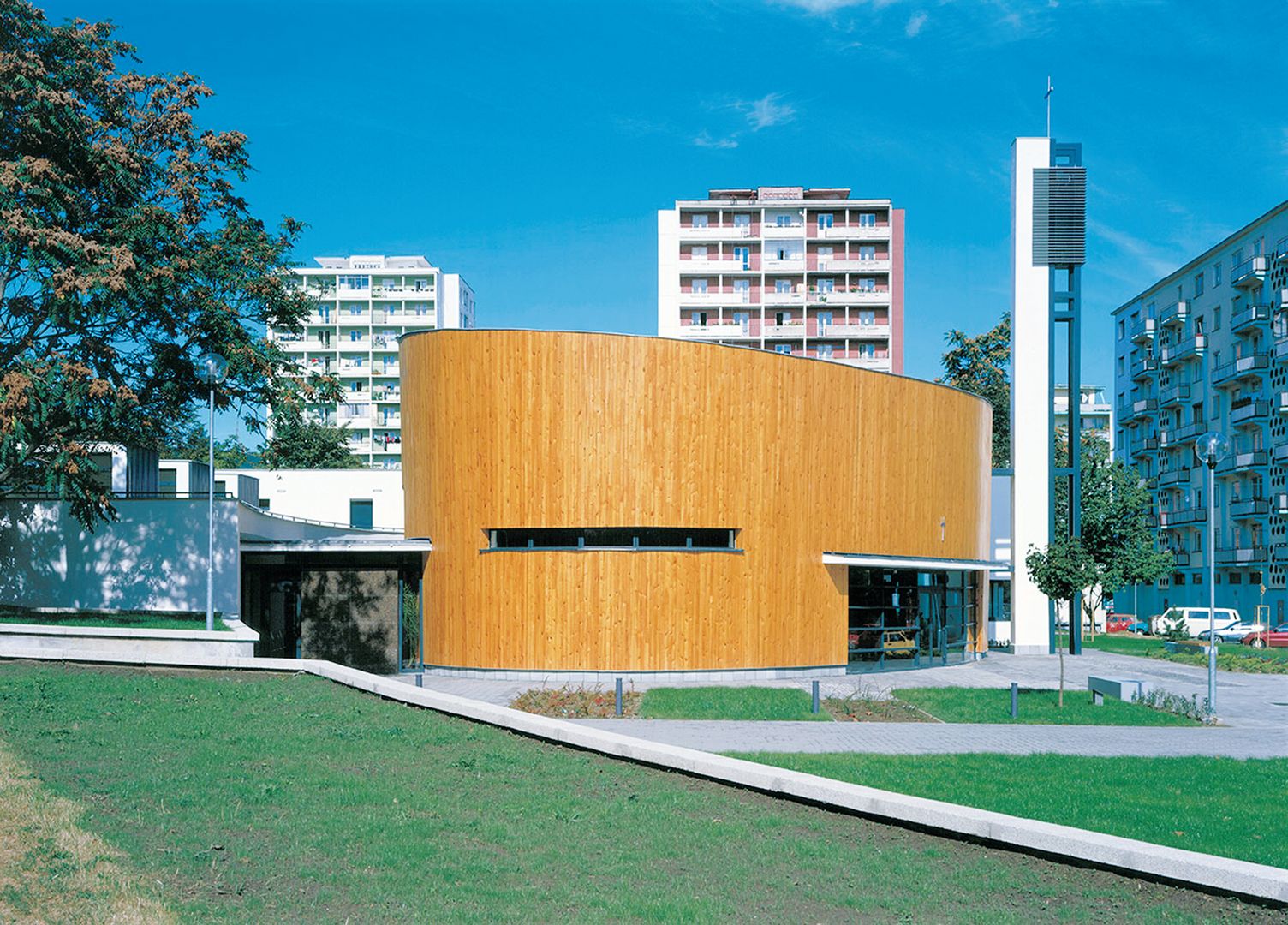 Rímsko-katolícke pastoračné centrum kráľovnej rodiny, Bratislava, 1997. Autori: Ľubomír
Závodný, Georg Bliznakov, Matej Siebert