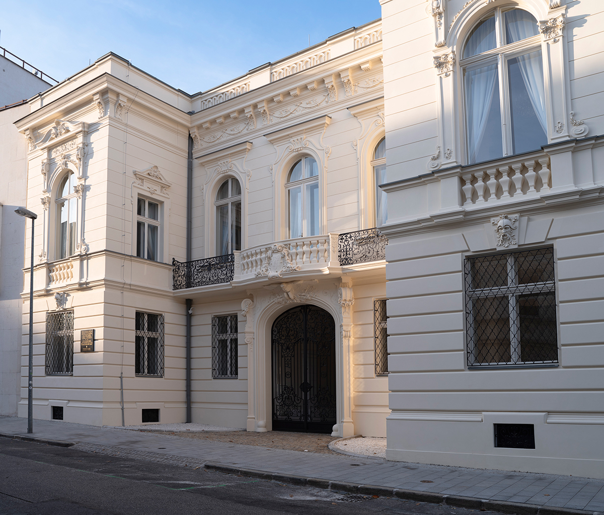 Čelný pohľad na zrekonštruovaný Georgievitsov palác so symetrickou fasádou, balkónmi a historickými prvkami.