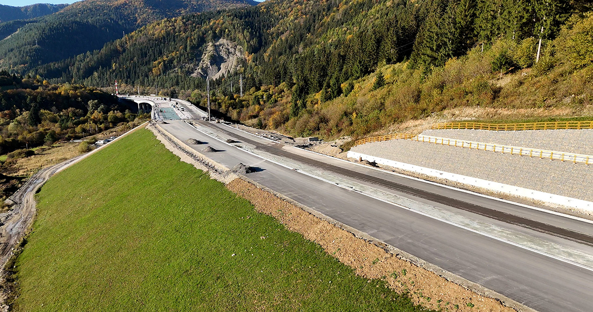 Hlavná trasa SO 101, vpravo SO 230-00 Zárubný múr v km 1,075 – 1,200, v pozadí 201-00 Most na D1 v km 0,411 – 0,849 (pohľad smerom na Martin)