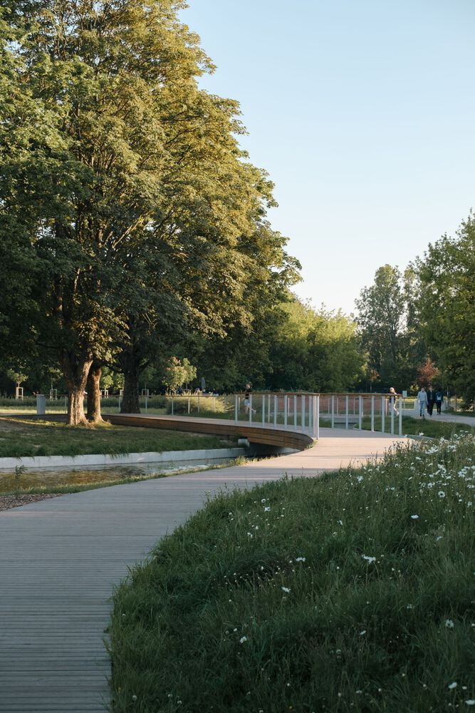 Parku často hovoria „Central park Varšavy“, a to hlavne vďaka spleti vyšliapaných ciest a polohe v centre mesta.