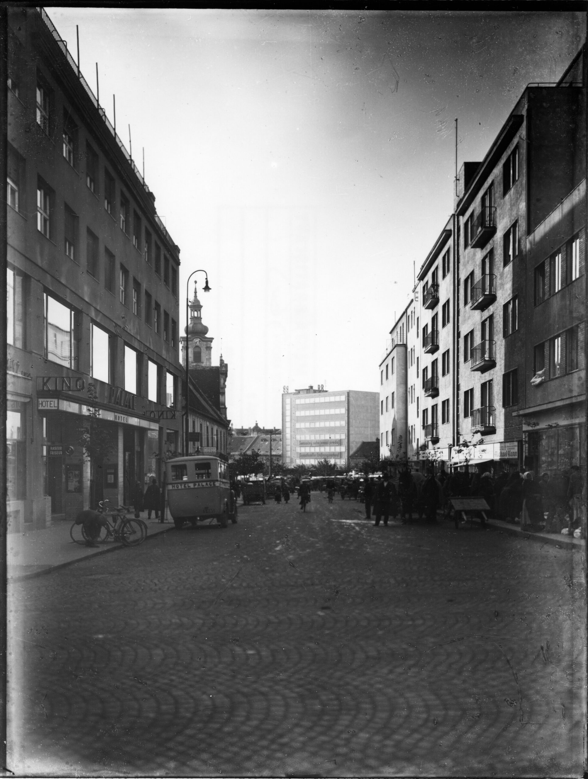 Historická fotografia Obchodného domu Dunaj s pôvodnou fasádou a originálnymi prvkami - pohľad z dnešnej Poštovej ulice