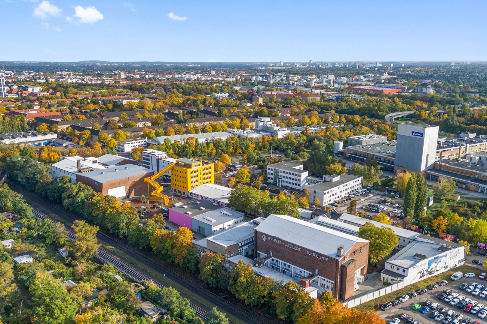 Pôvodne stará a nudná kancelárska budova z 90. rokov sa vďaka zásahu ateliéru MVRDV zmenila na odvážny a neprehliadnuteľný vstup do kampusu Atelier Gardens. 