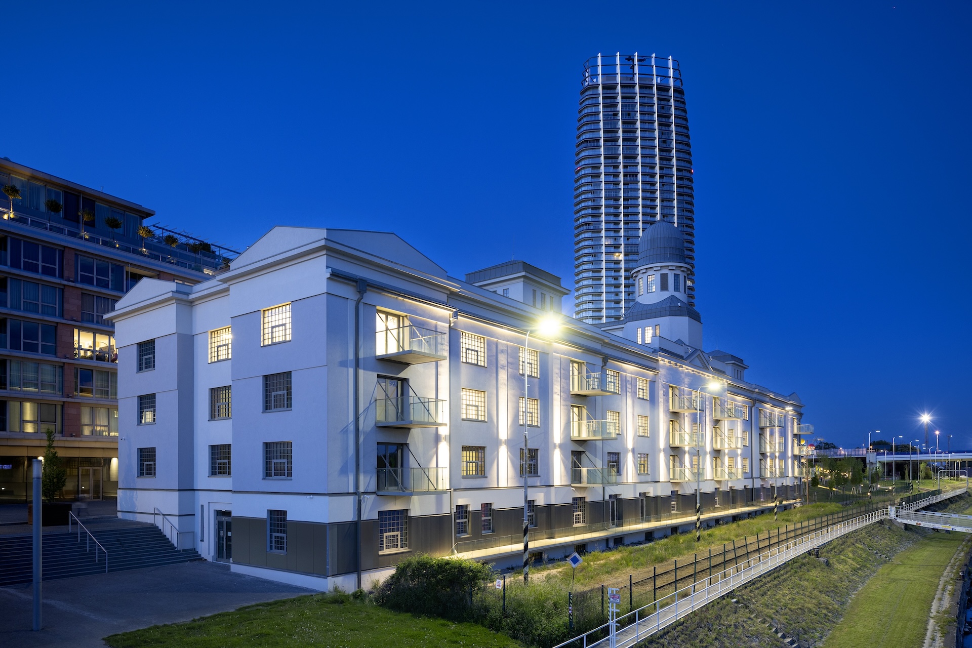 Sklad č. 7 na bratislavskom nábreží. V pozadí prvý slovenský mrakodrap Eurovea Tower