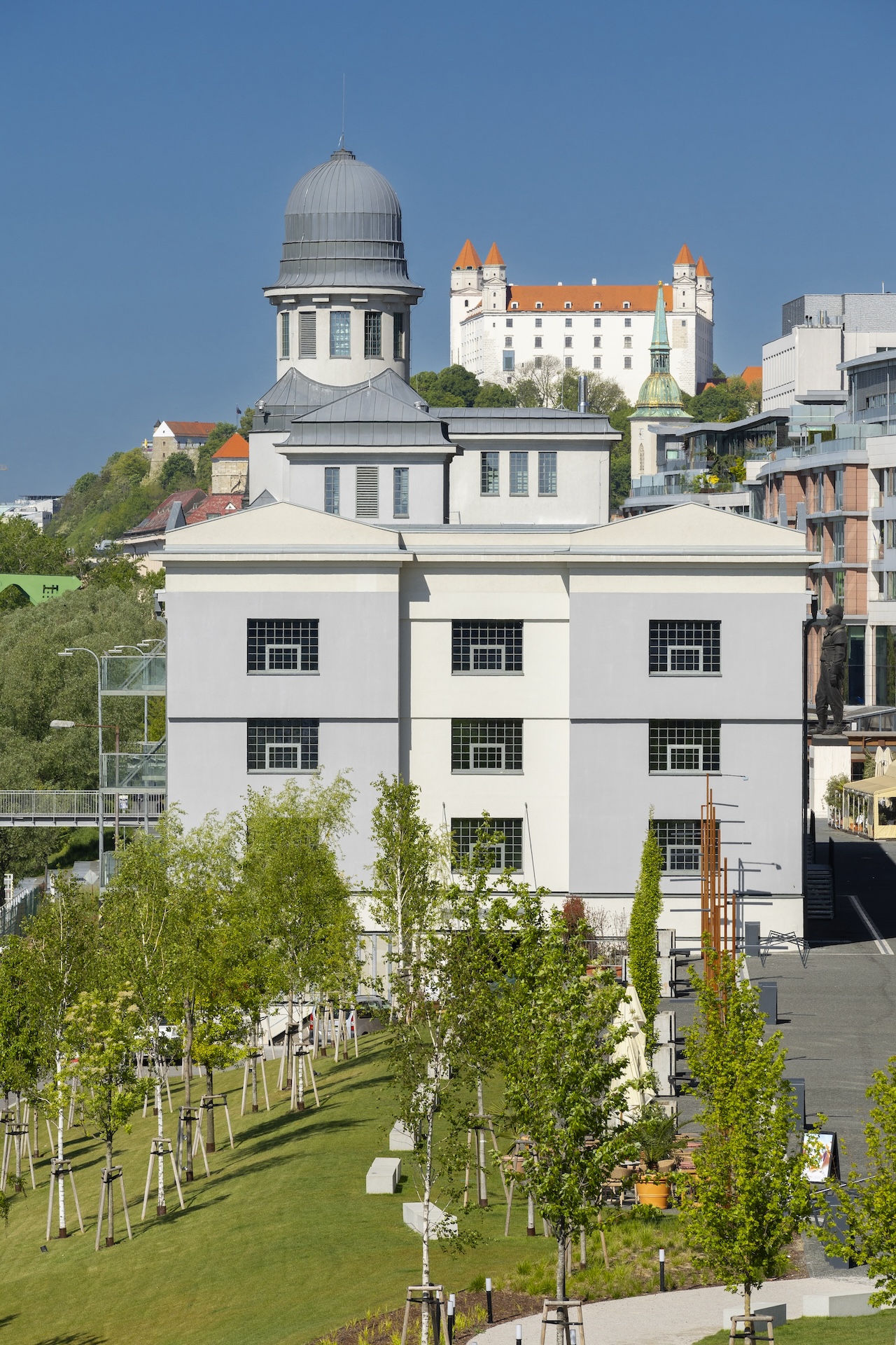 Sklad č. 7 na bratislavskom nábreží. V pozadí Bratislavský hrad