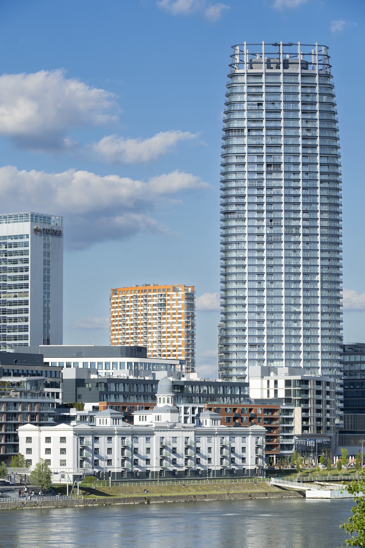 Sklad č. 7 na bratislavskom nábreží. V pozadí prvý slovenský mrakodrap Eurovea Tower