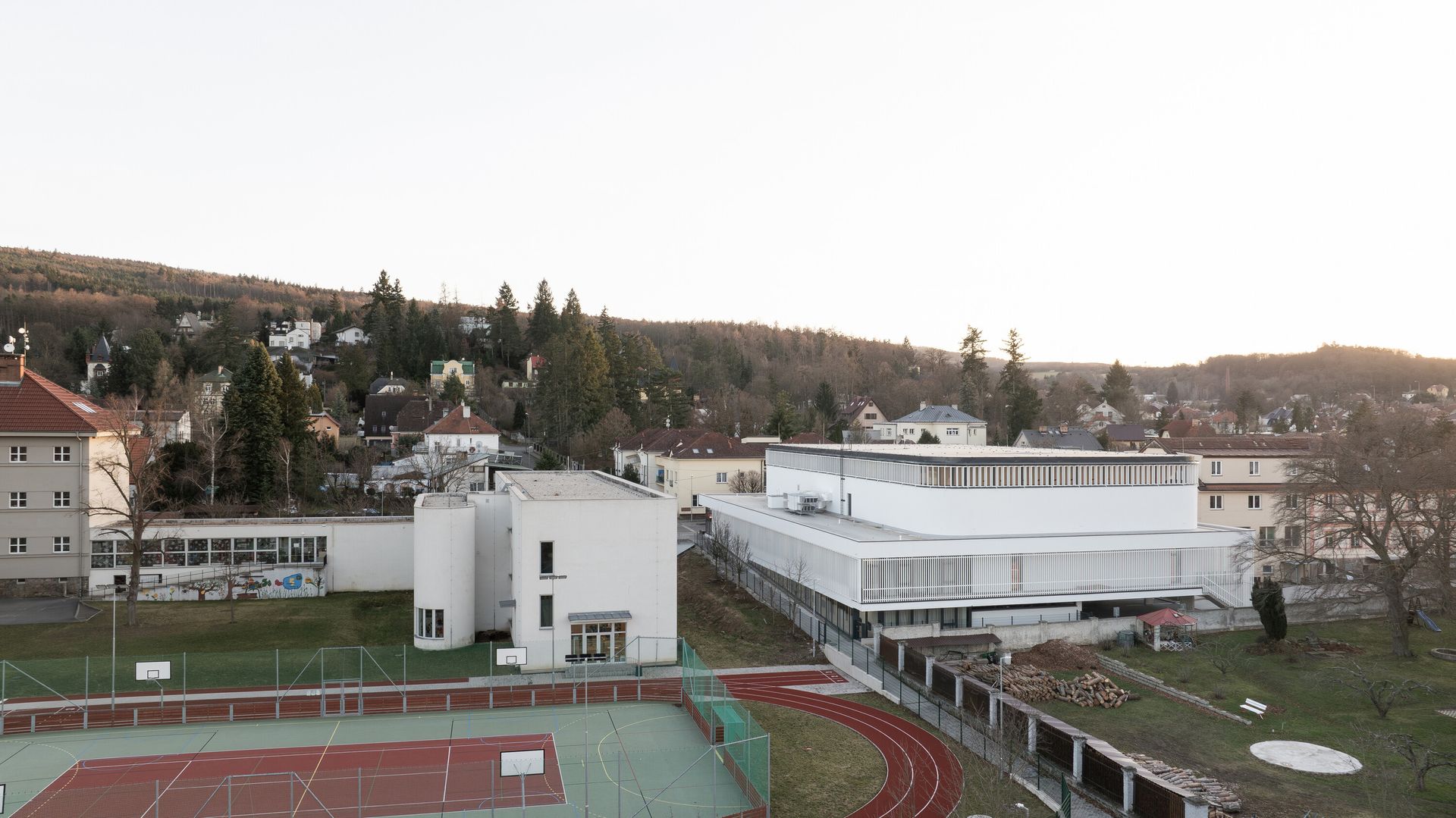 Športová hala Řevnice patrí medzi najnovšie prírastky modernej českej architektúry.