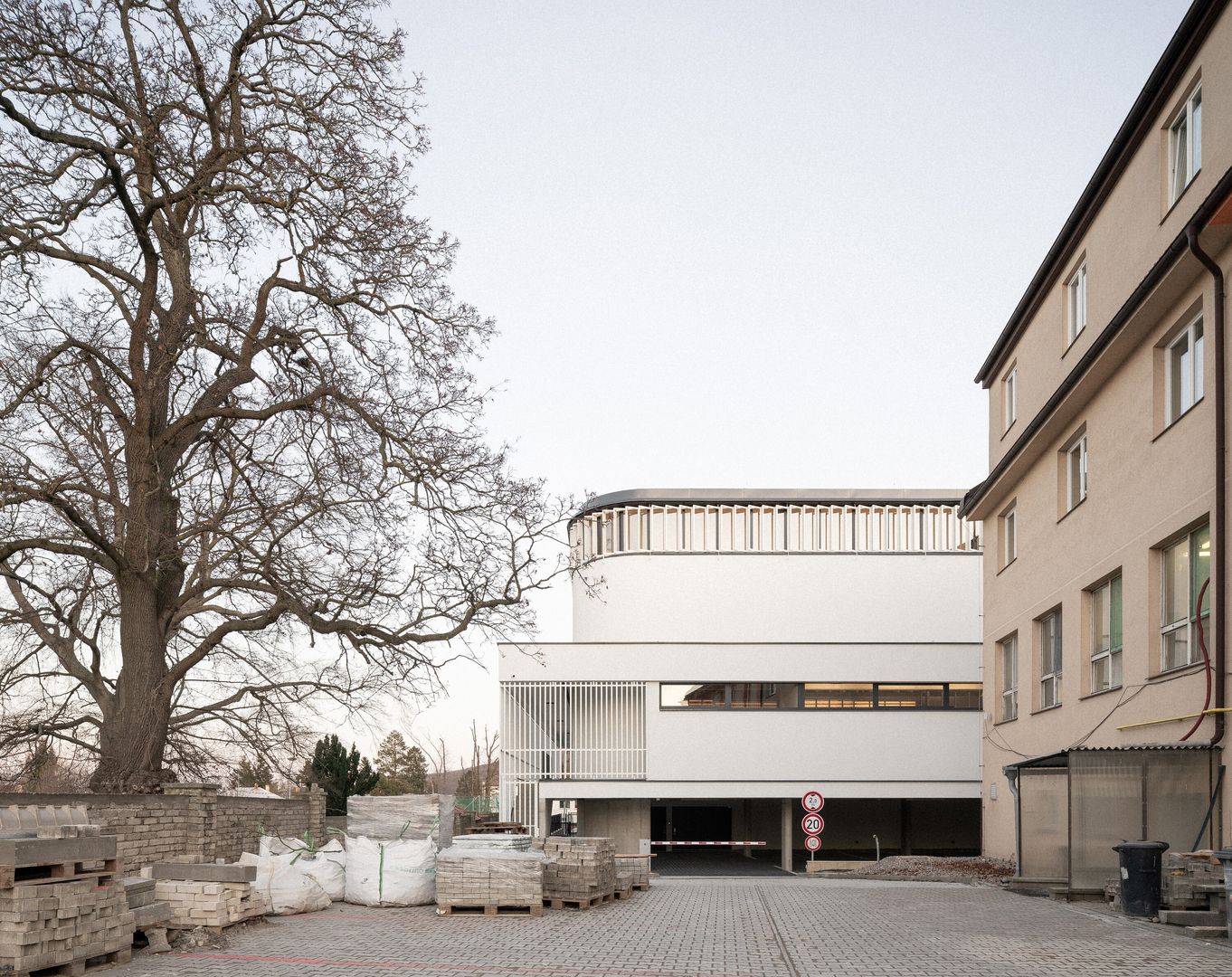 Športová hala Řevnice patrí medzi najnovšie prírastky modernej českej architektúry.