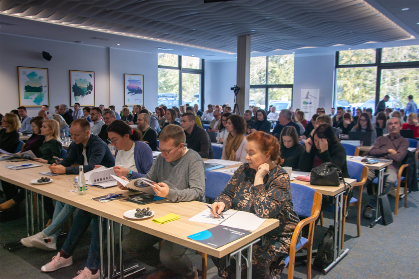 Plná konferenčná miestnosť účastníkov na podujatí o verejnom obstarávaní