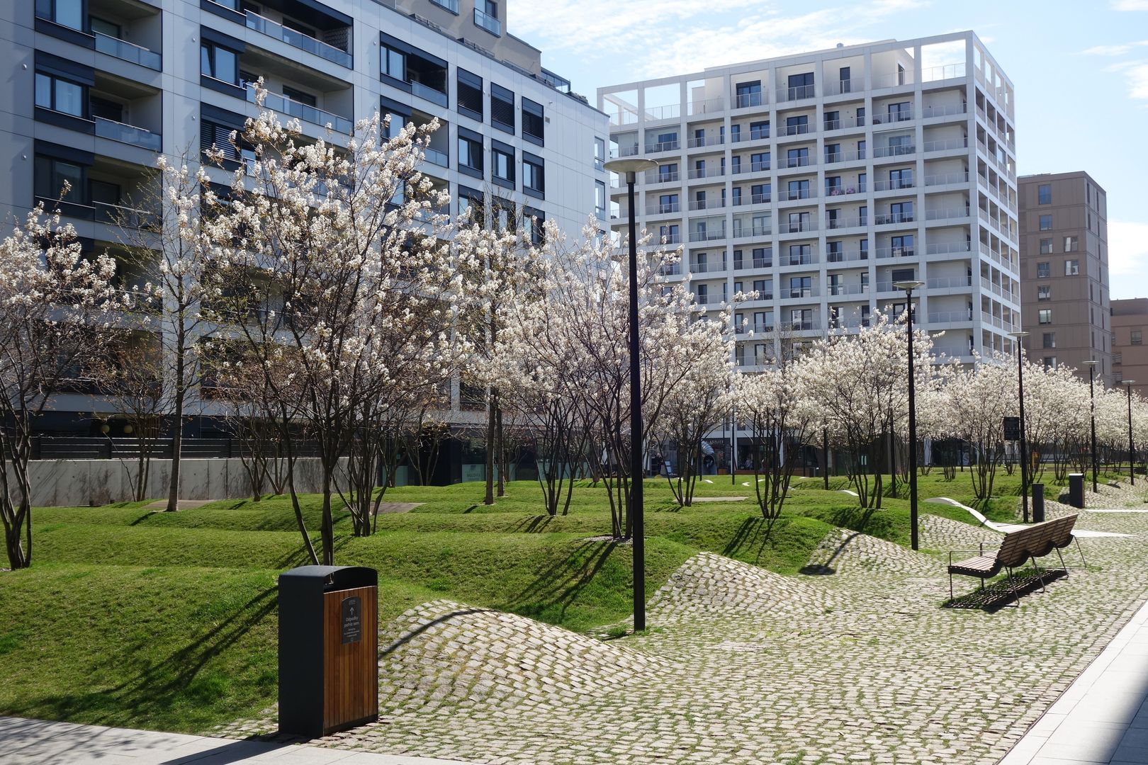 Jedným z charakteristických prvkov v okolitej urbanistickej štruktúre, na ktorý architekti nadviazali, sú voľne prístupné zelené vnútrobloky. 