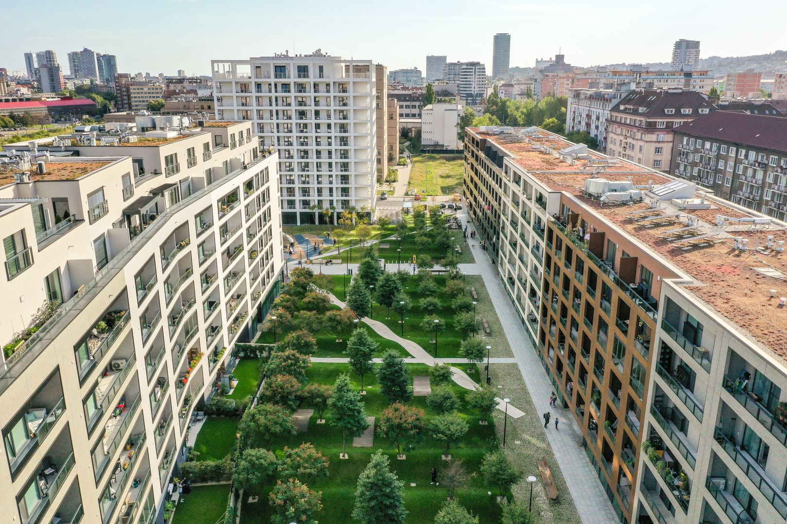 Architektom sa podarilo vytvoriť príjemnú zelenú oázu s občianskou vybavenosťou na jednej z rušných mestských radiál. 