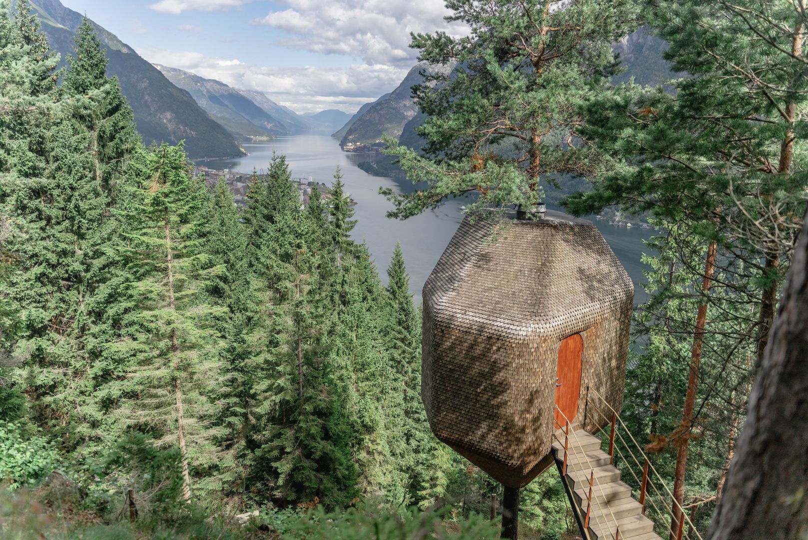 Domy na stromoch sú situované v nórskych lesoch s výhľadom na fjord Hardanger v krásnom mestečku Odda.