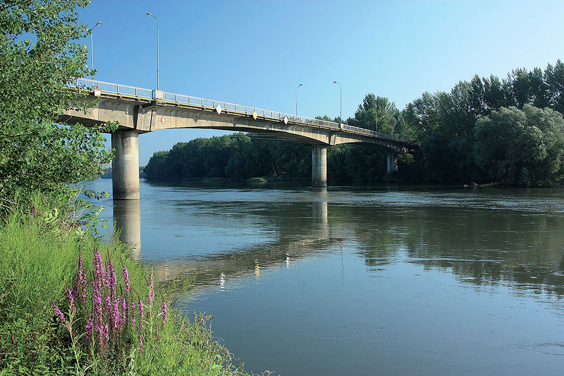 Obr. 2 Most cez Váh v Kolárove v prevádzke od roku 1965 (dĺžka 256 m, rozpätia polí 35,1 + 3 × 61,6 + 35,1 m, jednokomorový prierez s výškou 1,5 – 3,11 m) 