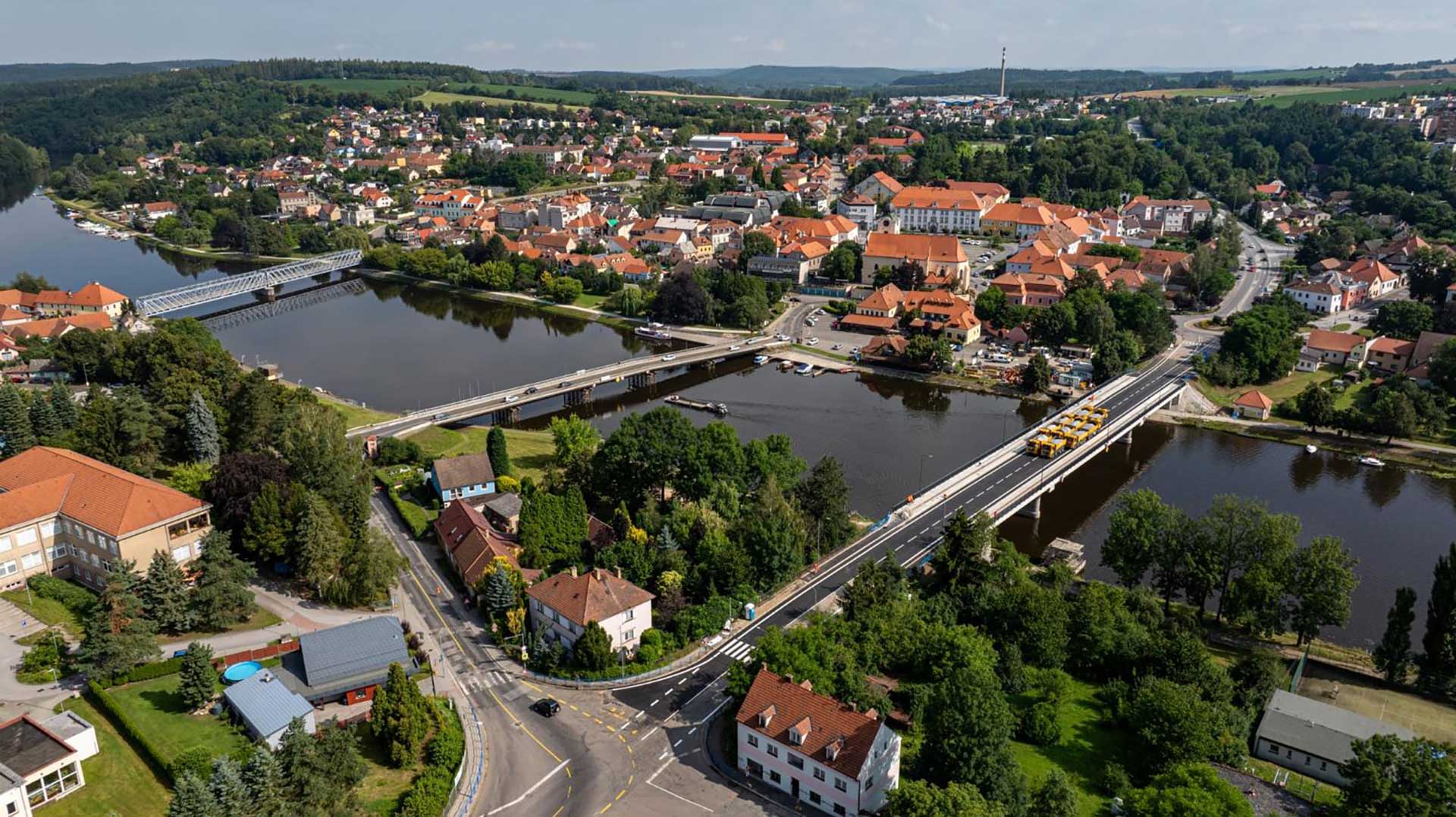 Obr. 5A Pohľad na statickú zaťažovaciu skúšku mosta – súprava 10 vozidiel