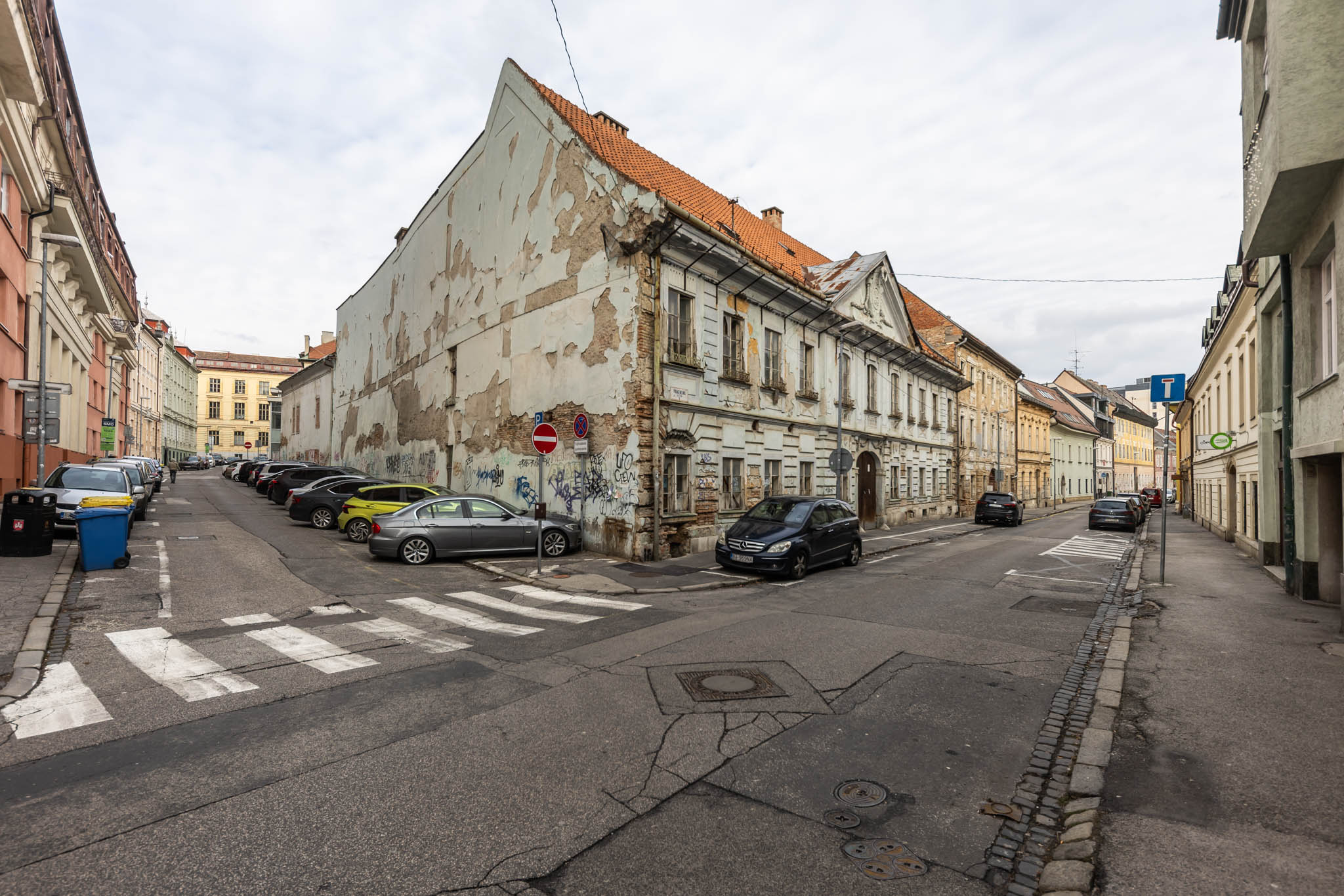 Aktuálny stav Habermayerovho paláca. Vpravo sa nachádza susedný meštiansky dom, ktorý taktiež prejde rekonštrukciou a vľavo je umiestnená budova sýpky