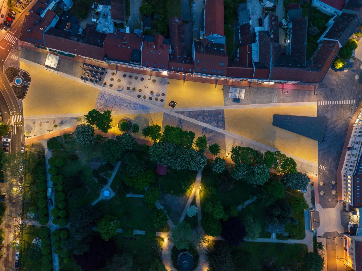 Hlavné námestie Zrinski pri pohľade zo vzduchu pôsobí ako križovatka ciest a chodníkov.