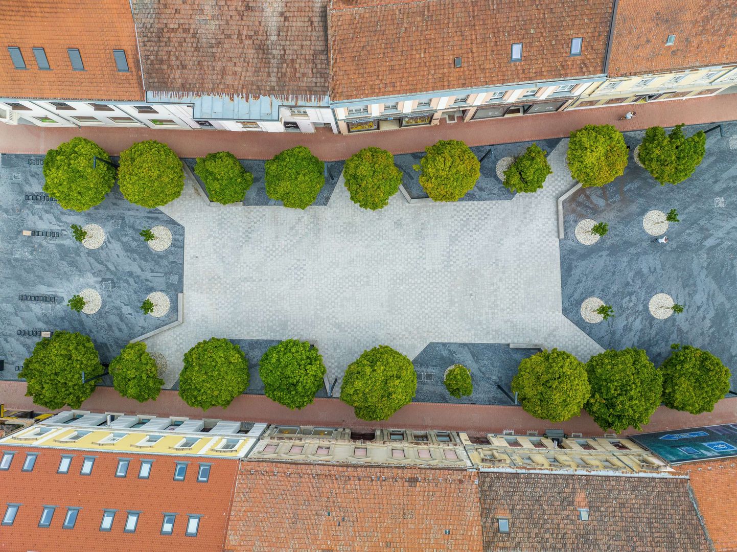 Hlavné námestie Zrinski pri pohľade zo vzduchu pôsobí ako križovatka ciest a chodníkov.