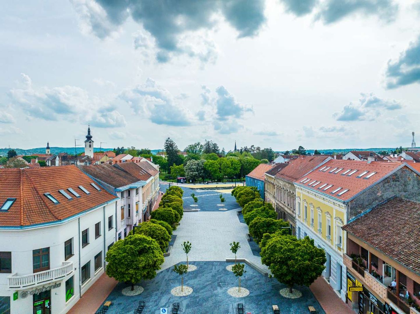 Hlavné námestie Zrinski pri pohľade zo vzduchu pôsobí ako križovatka ciest a chodníkov.