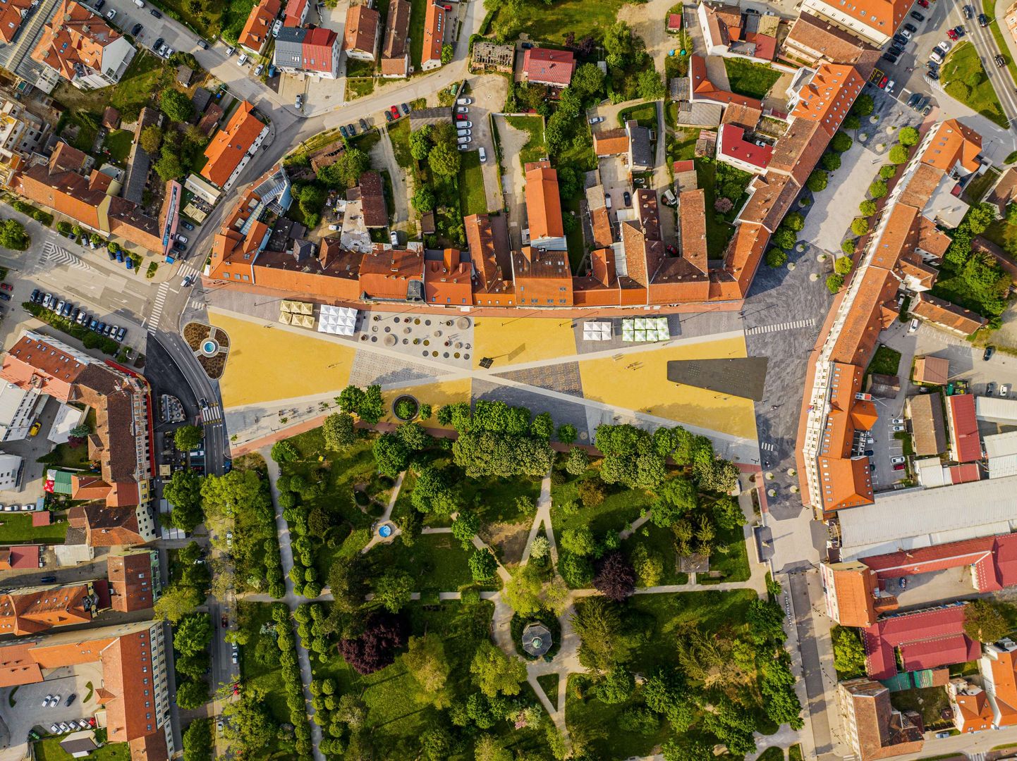 zHlavné námestie Zrinski pri pohľade zo vzduchu pôsobí ako križovatka ciest a chodníkov.