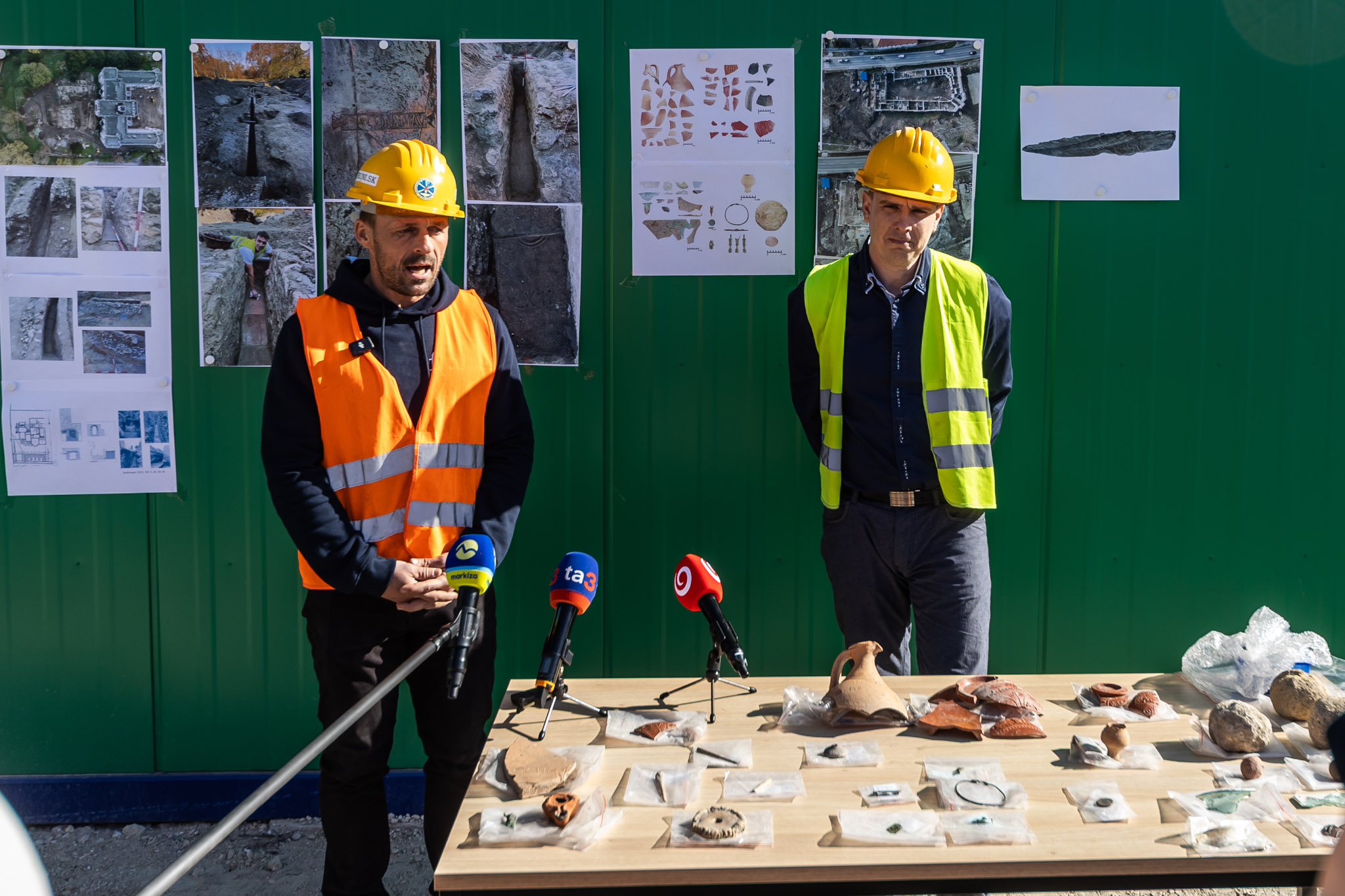 Archeológovia prezentujú výsledky výskumu, zľava Erik Hrnčiarik a Tomáš Kolon. 