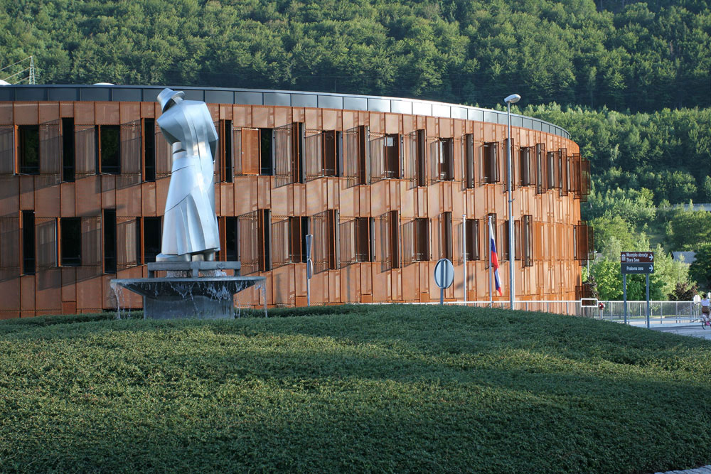 hrdzava administrativna budova v jesenici 6556 big image